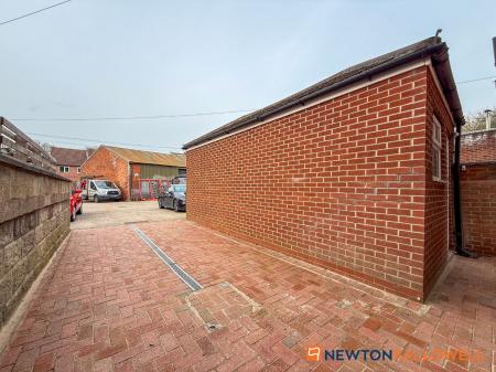 3 bedroom Semi-detached house for sale in Beacon Hill Road, Newark
