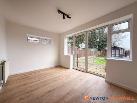 3 bedroom Semi-detached house for sale in Beacon Hill Road, Newark