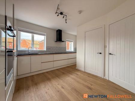 3 bedroom Semi-detached house for sale in Beacon Hill Road, Newark