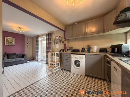 3 bedroom Semi-detached house for sale in Bowbridge Road, Newark, NG24