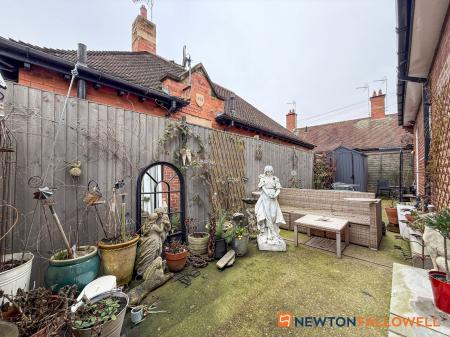 2 bedroom Detached house for sale in London Road, Newark, NG24