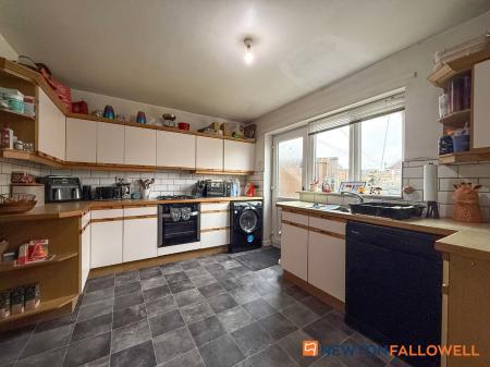 3 bedroom Detached house for sale in Kingsway, Balderton, NG24