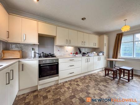 3 bedroom Detached house for sale in Henton Close, Coddington, NG24