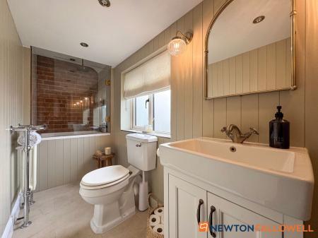 2 bedroom Cottage for sale in Low Street, Elston, NG23