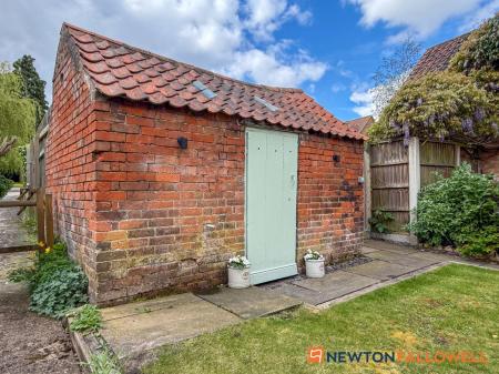 2 bedroom Cottage for sale in Low Street, Elston, NG23