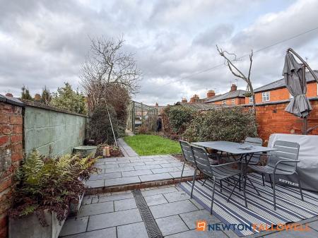 4 bedroom End of terrace house for sale in Harcourt Street, Newark, NG24