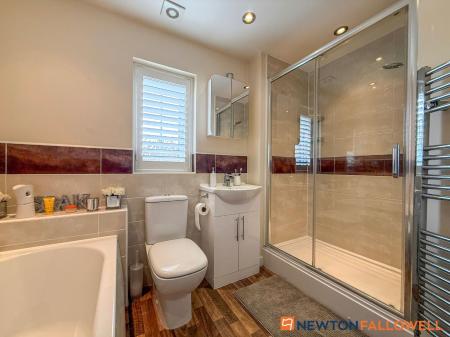 4 bedroom Detached house for sale in Tutt Close, Fernwood, NG24
