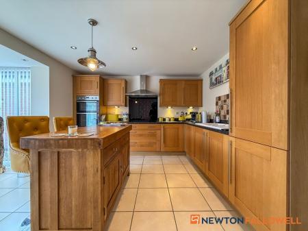 4 bedroom Detached house for sale in Tutt Close, Fernwood, NG24