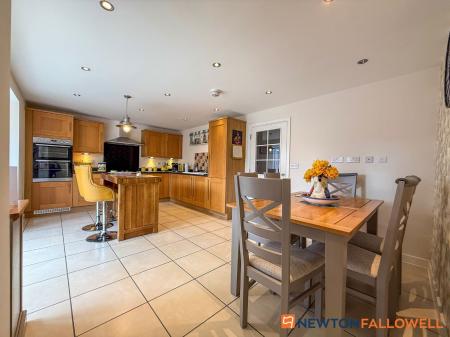 4 bedroom Detached house for sale in Tutt Close, Fernwood, NG24