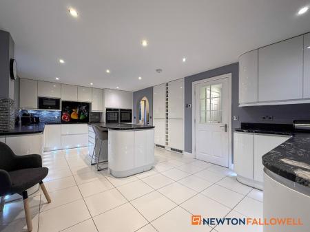 5 bedroom Detached house for sale in Dale Way, Fernwood, NG24
