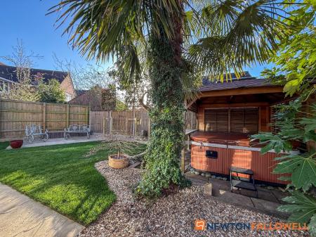 5 bedroom Detached house for sale in Dale Way, Fernwood, NG24
