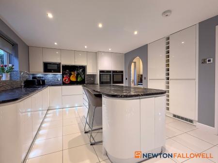 5 bedroom Detached house for sale in Dale Way, Fernwood, NG24