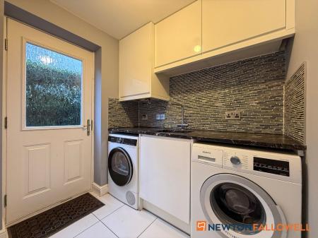 5 bedroom Detached house for sale in Dale Way, Fernwood, NG24