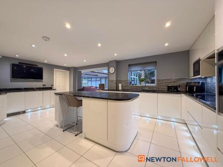 5 bedroom Detached house for sale in Dale Way, Fernwood, NG24