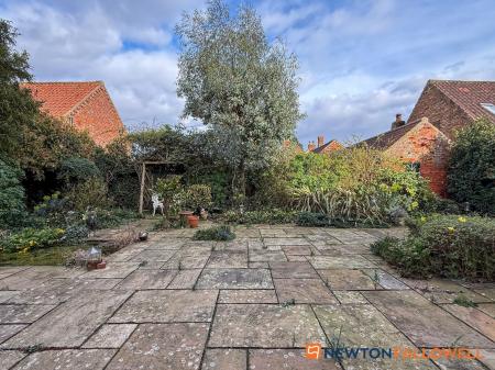 5 bedroom Detached house for sale in Bells Court, Carlton-Le-Moorland, LN5
