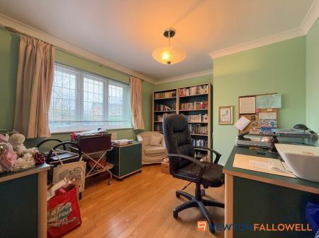 6 bedroom Detached house for sale in Glebe Park, Balderton, NG24