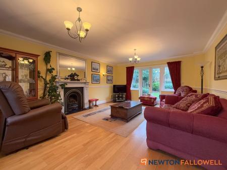 6 bedroom Detached house for sale in Glebe Park, Balderton, NG24