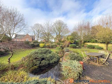 6 bedroom Detached house for sale in Glebe Park, Balderton, NG24