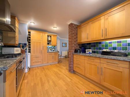 6 bedroom Detached house for sale in Glebe Park, Balderton, NG24