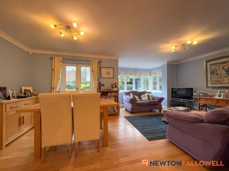 6 bedroom Detached house for sale in Glebe Park, Balderton, NG24