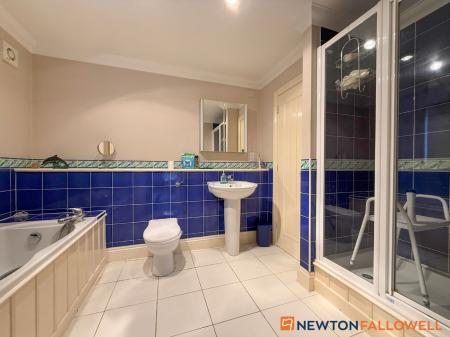 6 bedroom Detached house for sale in Glebe Park, Balderton, NG24