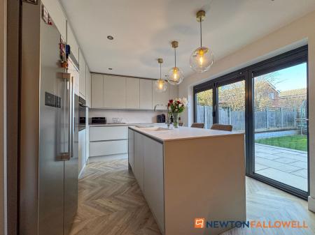 4 bedroom Detached house for sale in Chestnut Grove, Farndon, NG24