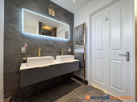 4 bedroom Detached house for sale in Chestnut Grove, Farndon, NG24