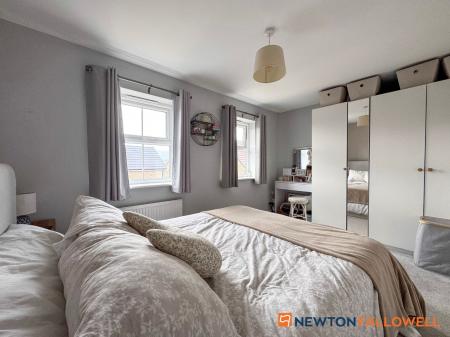 2 bedroom Terraced House for sale in Hunters Road, Fernwood, NG24