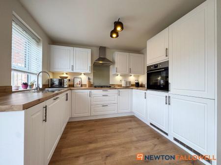 4 bedroom Detached house for sale in Phoenix Lane, Fernwood, NG24