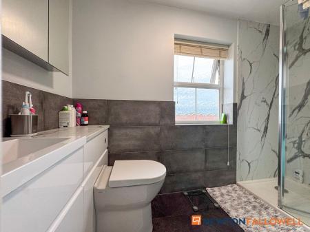 5 bedroom Detached house for sale in Pond Close, Fernwood, NG24