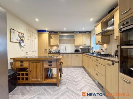 5 bedroom Detached house for sale in Pond Close, Fernwood, NG24