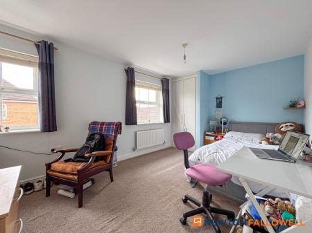 5 bedroom Detached house for sale in Pond Close, Fernwood, NG24