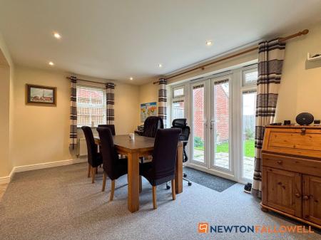 5 bedroom Detached house for sale in Pond Close, Fernwood, NG24