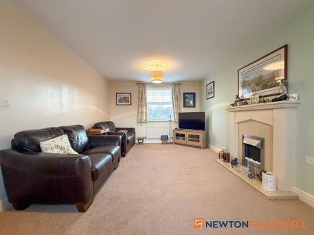 5 bedroom Detached house for sale in Pond Close, Fernwood, NG24