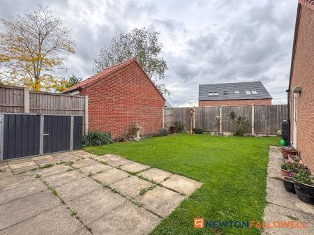 5 bedroom Detached house for sale in Pond Close, Fernwood, NG24