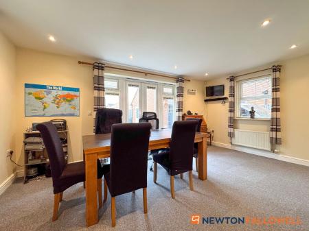 5 bedroom Detached house for sale in Pond Close, Fernwood, NG24