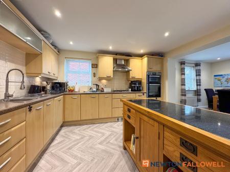 5 bedroom Detached house for sale in Pond Close, Fernwood, NG24