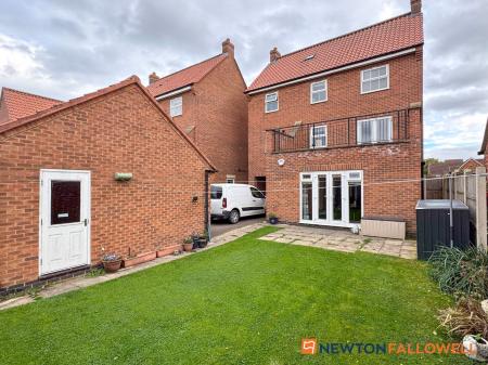 5 bedroom Detached house for sale in Pond Close, Fernwood, NG24