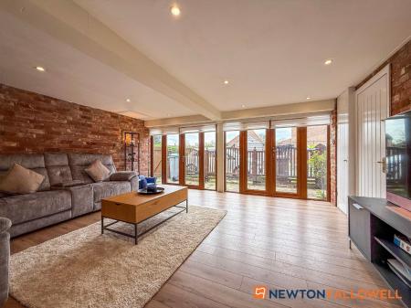 4 bedroom End of terrace house for sale in High Street, Collingham, NG23