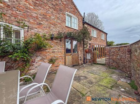 4 bedroom End of terrace house for sale in High Street, Collingham, NG23