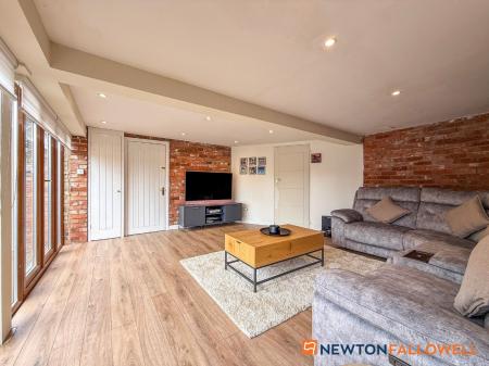 4 bedroom End of terrace house for sale in High Street, Collingham, NG23
