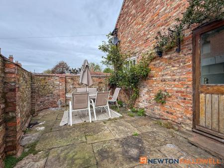 4 bedroom End of terrace house for sale in High Street, Collingham, NG23