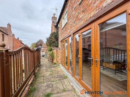 4 bedroom End of terrace house for sale in High Street, Collingham, NG23