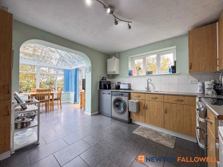 2 bedroom Semi-detached house for sale in Dale Crescent, Fernwood, NG24