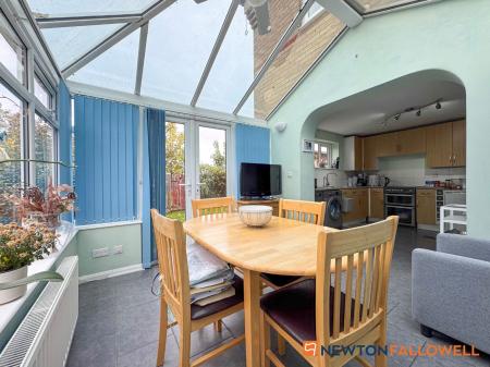 2 bedroom Semi-detached house for sale in Dale Crescent, Fernwood, NG24