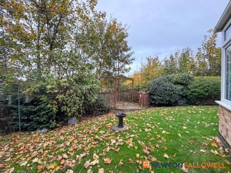 2 bedroom Semi-detached house for sale in Dale Crescent, Fernwood, NG24