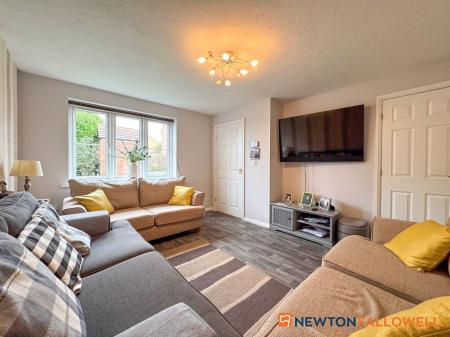 2 bedroom Semi-detached house for sale in Dale Crescent, Fernwood, NG24