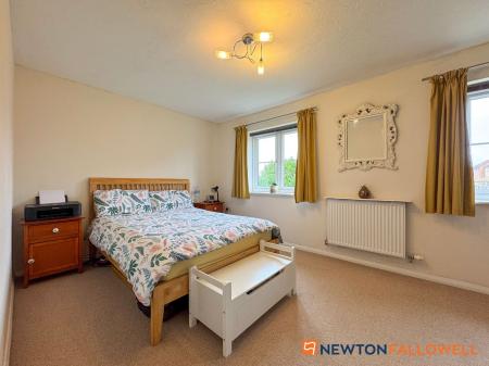 2 bedroom Semi-detached house for sale in Dale Crescent, Fernwood, NG24