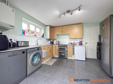 2 bedroom Semi-detached house for sale in Dale Crescent, Fernwood, NG24