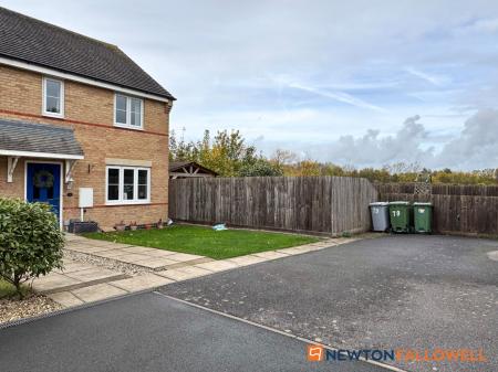 2 bedroom Semi-detached house for sale in Dale Crescent, Fernwood, NG24